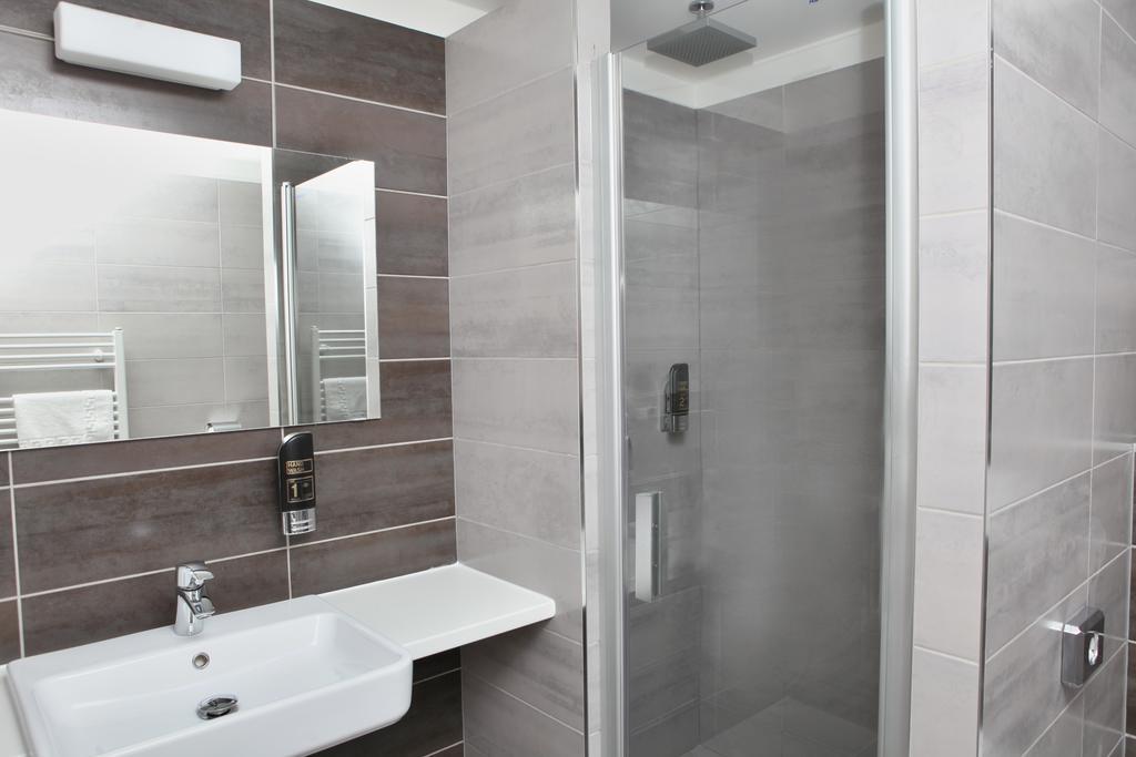 - Hotel